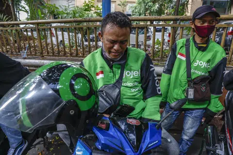 LANGKAH KORPORAT: Perkhidmatan penghantaran Gojek menunggu pesanan di kaki lima di Jakarta, Indonesia, sedang syarikat China TikTok telah mengumumkan bahawa ia akan melabur AS$1.5 bilion ($2 bilion)  dalam platform e-dagang syarikat teknologi Indonesia, Tokopedia.
