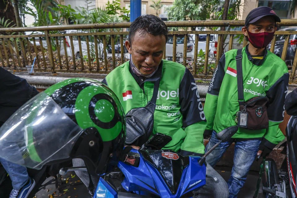 LANGKAH KORPORAT: Perkhidmatan penghantaran Gojek menunggu pesanan di kaki lima di Jakarta, Indonesia, sedang syarikat China TikTok telah mengumumkan bahawa ia akan melabur AS$1.5 bilion ($2 bilion)  dalam platform e-dagang syarikat teknologi Indonesia, Tokopedia.