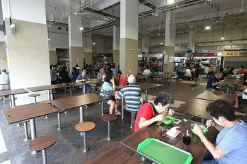 VDS KEKAL: Hanya para individu yang telah divaksinasi sepenuhnya akan dapat menjamu selera di tempat seperti restoran, kedai kopi dan pusat penjaja, serta menghadiri acara yang mempunyai lebih daripada 500 peserta pada satu-satu masa di tempat hiburan malam yang menyediakan dansa sebagai kegiatannya.. - Foto CMG