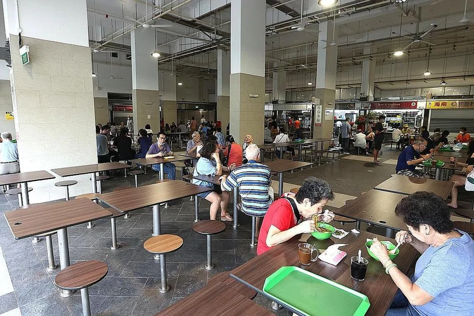 VDS KEKAL: Hanya para individu yang telah divaksinasi sepenuhnya akan dapat menjamu selera di tempat seperti restoran, kedai kopi dan pusat penjaja, serta menghadiri acara yang mempunyai lebih daripada 500 peserta pada satu-satu masa di tempat hiburan malam yang menyediakan dansa sebagai kegiatannya.. - Foto CMG