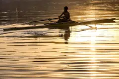 MENDAYUNG: Seorang remaja melalui sebuah sungai di Thailand (Gambar hiasan).