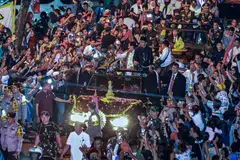 
Mantan presiden Indonesia, Encik Joko  Widodo (tengah, berbaju hitam), bersama isterinya, Cik Iriana (kanan Encik Widodo), disambut ribuan penduduk di kampung halamannya, Solo, Jawa Tengah, pada 20 Oktober.  