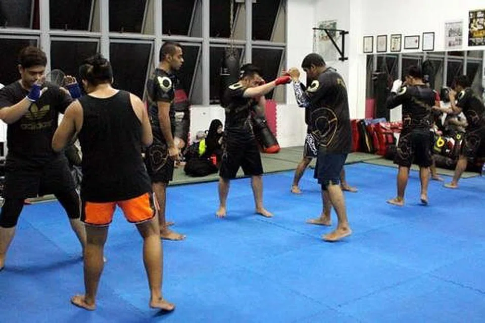 RUANG BARU: Ahli kelab B'Valetudo, pimpinan Encik Rashid (tiga dari kiri), kini dapat berlatih dalam ruang yang lebih luas di bangunan Ark@Gambas. - Foto FAKHRURADZI ISMAIL