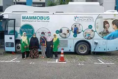 KESIHATAN WANITA: Gambar menunjukkan peserta dari Masjid Hasanah bersama Pengerusi Jawatankuasa Eksekutif Wanita (WEC) dari Kelab Masyarakat Ayer Rajah, Cik Vivien Chiam (tengah) semasa acara saringan mamogram kedua yang diadakan dari 11 hingga 13 Julai lalu. - Foto MASJD HASANAH 