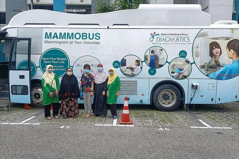 KESIHATAN WANITA: Gambar menunjukkan peserta dari Masjid Hasanah bersama Pengerusi Jawatankuasa Eksekutif Wanita (WEC) dari Kelab Masyarakat Ayer Rajah, Cik Vivien Chiam (tengah) semasa acara saringan mamogram kedua yang diadakan dari 11 hingga 13 Julai lalu. - Foto MASJD HASANAH 