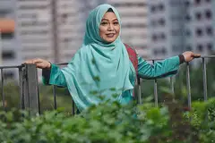 TANAM SEMANGAT POSITIF: Masnie bekalkan peminatnya dengan pesanan agar terus cekal walau disakiti hatinya menerusi lagu Berserah yang akan ke udara buat pendengaran umum pada 9 Julai ini. - Foto BH oleh DESMOND WEE