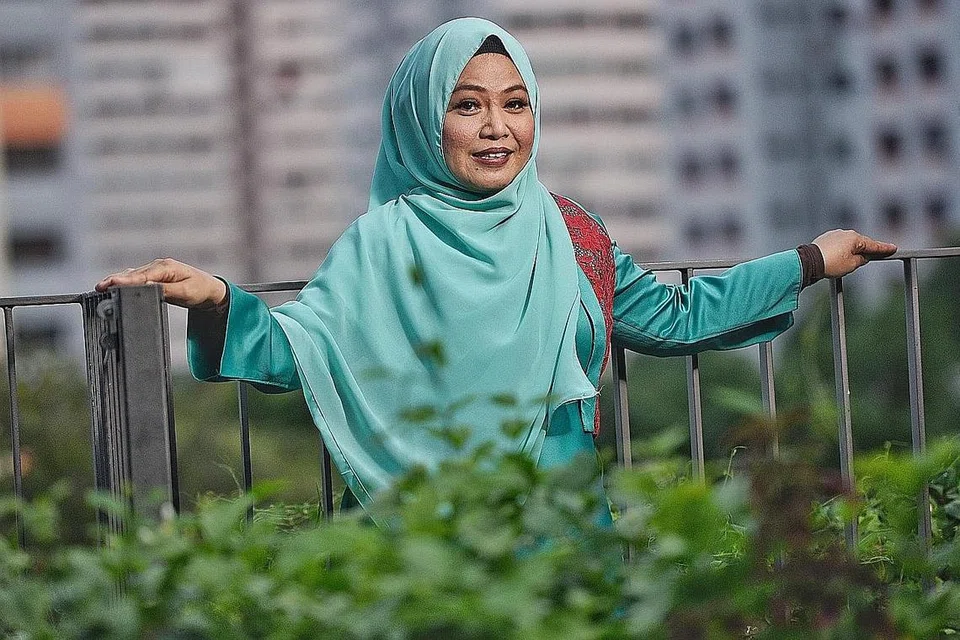 TANAM SEMANGAT POSITIF: Masnie bekalkan peminatnya dengan pesanan agar terus cekal walau disakiti hatinya menerusi lagu Berserah yang akan ke udara buat pendengaran umum pada 9 Julai ini. - Foto BH oleh DESMOND WEE