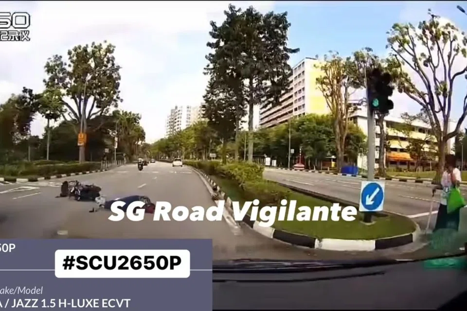 TIDAK SEDARKAN DIRI: Encik Muhammad Azrian terbaring di jalan raya dalam keadaan tidak sedarkan diri.