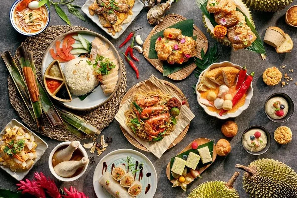 Antara yang disediakan termasuk ikan kuah durian. Hidangan pencuci mulutnya termasuk pengat durian dan kek durian.