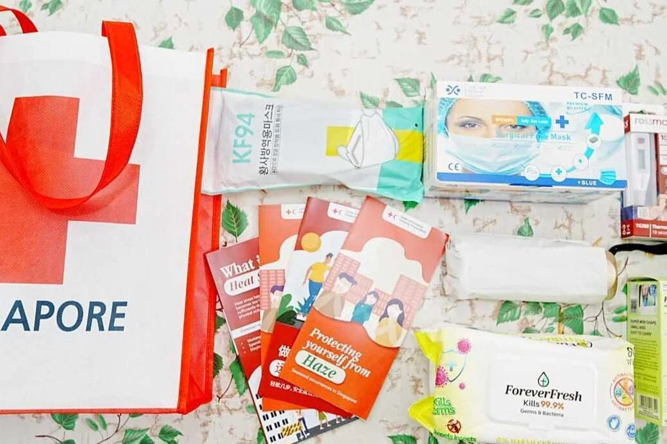 Barangan dalam pek penjagaan yang disediakan Palang Merah Singapura.