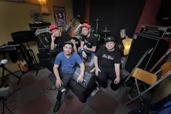 SEMANGAT JUANG DITERUSKAN: Dalam keadaan Covid-19 yang menjejas kegiatan anak seni, band tempatan Life Petal yang dianggotai (dari kiri) Rozaimi (Zax) Ramli, Fadly, Azim dan Luqman Hakim (Man) meneruskan beberapa rancangan termasuk mengadakan konsert dalam talian di laman Facebook Kelab Masyarakat Braddell Heights pada 4 petang Ahad ini. - Foto BH oleh GAVIN FOO