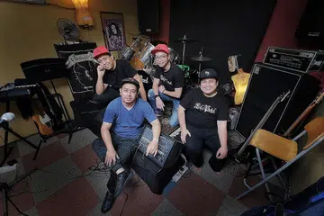 SEMANGAT JUANG DITERUSKAN: Dalam keadaan Covid-19 yang menjejas kegiatan anak seni, band tempatan Life Petal yang dianggotai (dari kiri) Rozaimi (Zax) Ramli, Fadly, Azim dan Luqman Hakim (Man) meneruskan beberapa rancangan termasuk mengadakan konsert dalam talian di laman Facebook Kelab Masyarakat Braddell Heights pada 4 petang Ahad ini. - Foto BH oleh GAVIN FOO