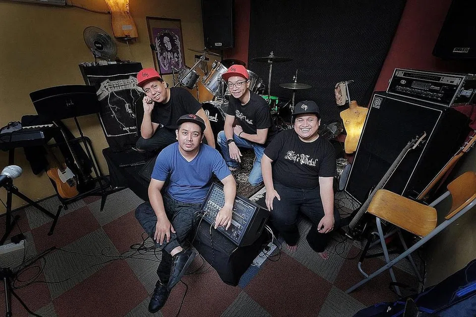 SEMANGAT JUANG DITERUSKAN: Dalam keadaan Covid-19 yang menjejas kegiatan anak seni, band tempatan Life Petal yang dianggotai (dari kiri) Rozaimi (Zax) Ramli, Fadly, Azim dan Luqman Hakim (Man) meneruskan beberapa rancangan termasuk mengadakan konsert dalam talian di laman Facebook Kelab Masyarakat Braddell Heights pada 4 petang Ahad ini. - Foto BH oleh GAVIN FOO