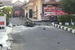 Seorang pengebom bermotosikal cuba merempuh ke dalam ibu pejabat polis Surakarta, juga dikenali sebagai Solo, tetapi dipintas seorang pegawai. Semasa dikejar polis, dia meletupkan dirinya. 