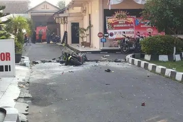 Seorang pengebom bermotosikal cuba merempuh ke dalam ibu pejabat polis Surakarta, juga dikenali sebagai Solo, tetapi dipintas seorang pegawai. Semasa dikejar polis, dia meletupkan dirinya. 