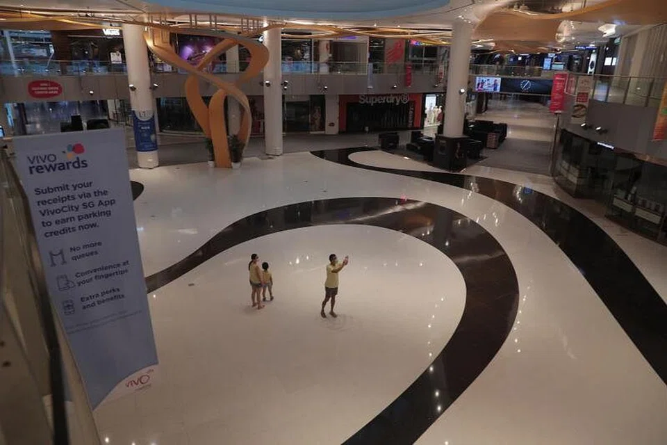SEPI TANPA PENGUNJUNG: Pusat-pusat membeli-belah seperti Vivocity, menyaksikan hampir kesemua kedai jualan ditutup.