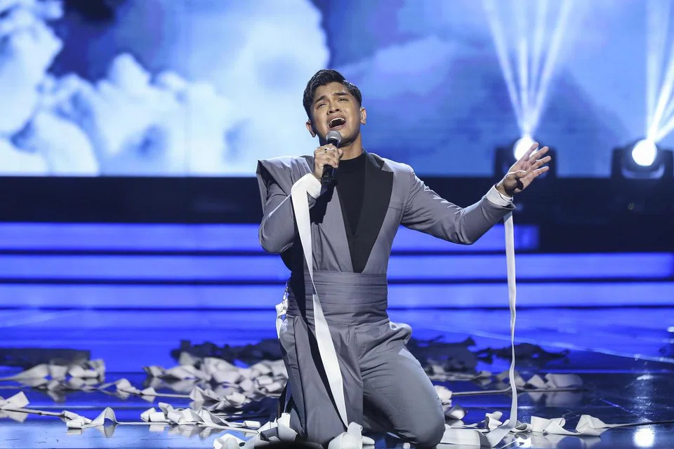 DEBARAN KEMBALI LAGI: Farhan Shah yang berada di tangga paling rendah Big Stage 5 pada minggu pertama kembali di landasan yang sama pada minggu keempat tetapi bersyukur kerana tidak tersingkir berkat bantuan undian peminat.