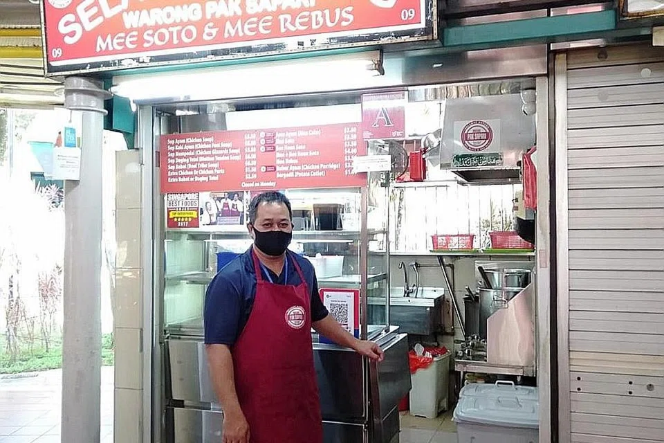 MENUNGGU PELANGGAN: Pemilik gerai Warong Sapari, Encik Sumadi Sapari, menunggu pelanggan dalaam Pusat Makan Adam Road kelihatan lengang dan sunyi akibat larangan menjamu selera di premis makanan dan minuman bagi mengekang penularan Covid-19 dalam masyarakat. - Foto ihsan SUMADI SAPARI
