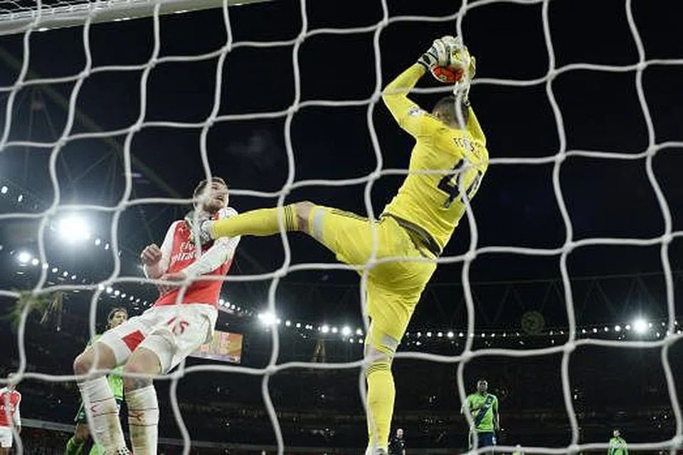 Fraser Forster beraksi dengan cemerlangan bagi Southampton, menyelamatkan beberapa percubaan Arsenal, yang akhirnya terpaksa berpuas hati dengan seri tanpa gol di Stadium Emirates pada Selasa, 2 Feb. Gambar REUTERS 