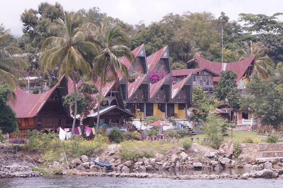 PELUANG KENALI PELBAGAI SUKU BATAK: Rumah-rumah tradisional penduduk asli Batak berbumbung melengkung, jelas dapat dilihat ketika menyusur Danau Toba. 