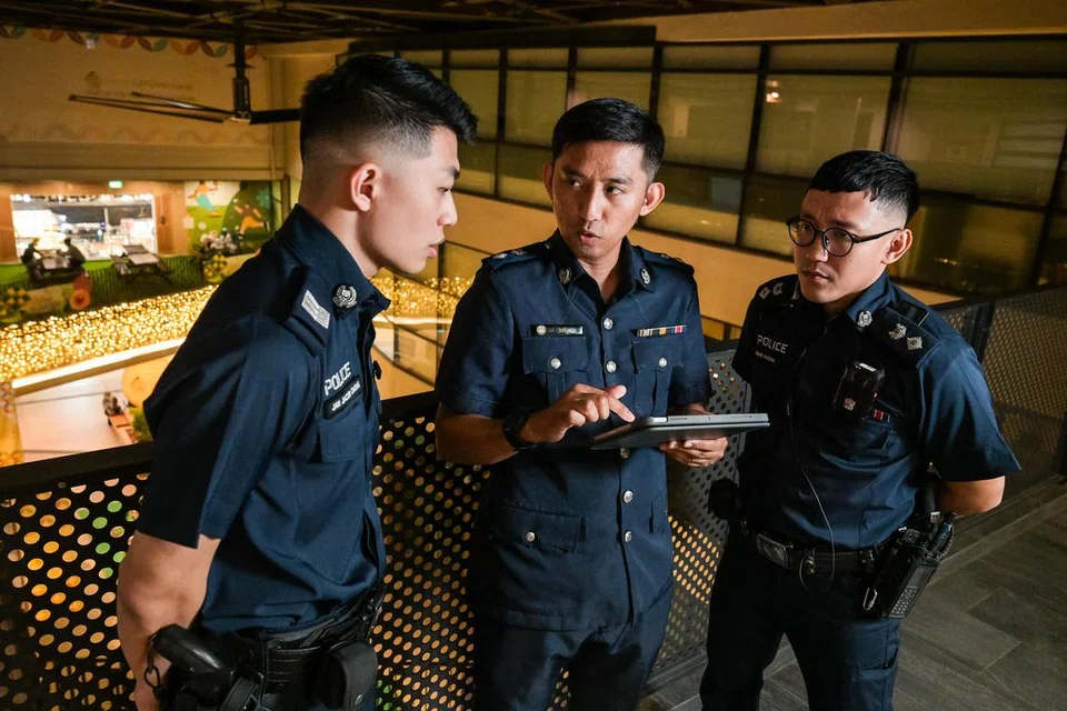 Mantan perancang utama dan pegawai yang bertanggungjawab ke atas keseluruhan operasi PNSmen Bazar Ramadan Geylang Serai, Timbalan Superintenden (DSP) (NS) Abidin Asmadi (tengah), kini membimbing penggantinya, DSP (NS) Mohamed Haiqal Mohamed Suhaimi (kanan), dan pegawai baru seperti SGT(3) (NS) Jan Jacob Chiong Wen Jie.