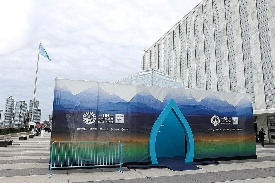 PERSIDANGAN AIR: Sebuah pameran mengenai air semasa Persidangan Air PBB 2023 di ibu pejabat badan dunia itu di New York City pada 24 Mac. Hampir 700 kumpulan, termasuk pemerintah negara dan tempatan, kumpulan tidak mencari untung dan beberapa syarikat menyerahkan rancangan berkaitan air di persidangan itu. - Foto REUTERS