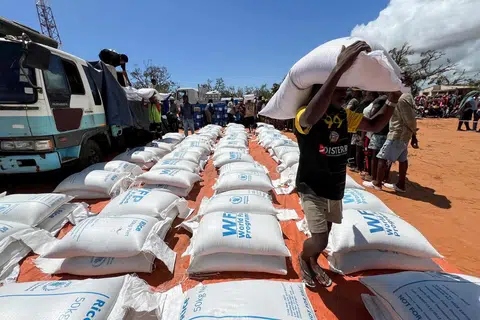 Para sukarelawan mengagihkan bantuan makanan daripada Program Makanan Sedunia (WFP) kepada mangsa ribut taufan di Pemba, Mozambique, pada 18 Disember 2024.
