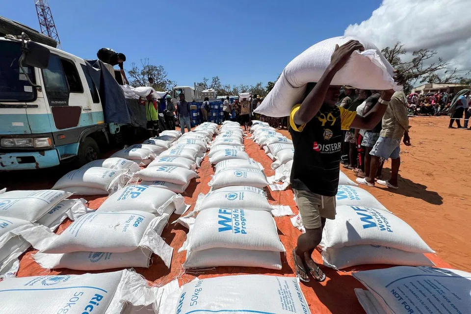 Para sukarelawan mengagihkan bantuan makanan daripada Program Makanan Sedunia (WFP) kepada mangsa ribut taufan di Pemba, Mozambique, pada 18 Disember 2024.