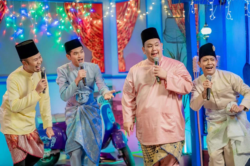 EMPAT ABANG BERAYA: (Dari kiri) Afi Hanafi, Haziq Mohamadan, Hafiz Hamzah dan Rizuan Rashid menyanyikan lagu Datuk Malek Ridzuan, Abang Pulang. - Foto-foto NUR DIYANA TAHA