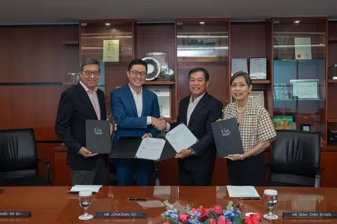 Pusat Ressec dinamakan sempena pengerusi pengasas Institut Pengurusan Singapura (SIM), mendiang Dr Richard Eu Keng Mun.
Kerjasama antara SIM dengan Keluarga Eu dimeterai pada hujung 2023 dalam majlis menandatangani perjanjian melibatkan cucu mendiang, Encik Jonathan Eu (dua dari kiri), dan presiden serta Ketua Pegawai Eksekutif
SIM, Encik Seah Chin Siong (dua dari kanan).
