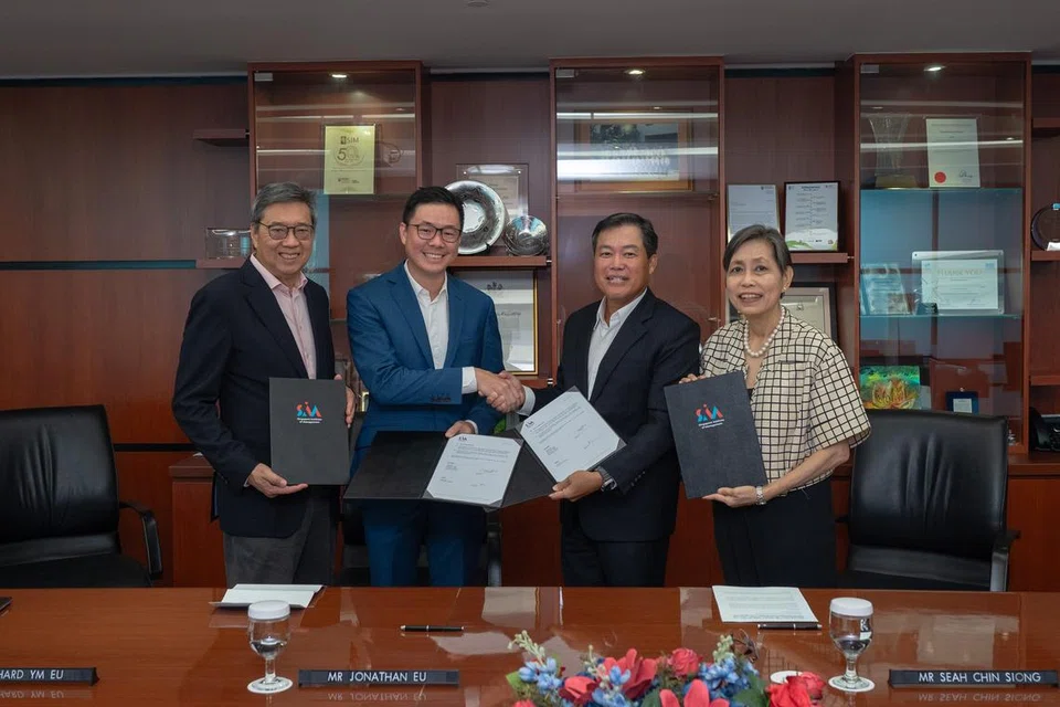 Pusat Ressec dinamakan sempena pengerusi pengasas Institut Pengurusan Singapura (SIM), mendiang Dr Richard Eu Keng Mun.
Kerjasama antara SIM dengan Keluarga Eu dimeterai pada hujung 2023 dalam majlis menandatangani perjanjian melibatkan cucu mendiang, Encik Jonathan Eu (dua dari kiri), dan presiden serta Ketua Pegawai Eksekutif
SIM, Encik Seah Chin Siong (dua dari kanan).