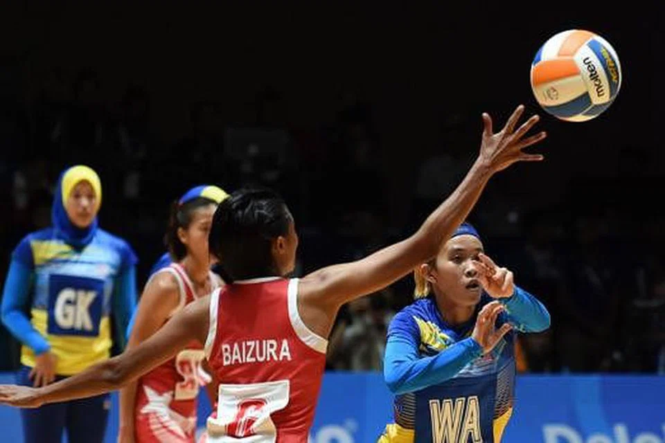 AKSI DI GELANGGANG: Baizura menyertai temasya Sukan SEA buat julung-julung kalinya tahun ini dan beraksi di setiap perlawanan bola jaring di temasya itu. - Foto AFP 