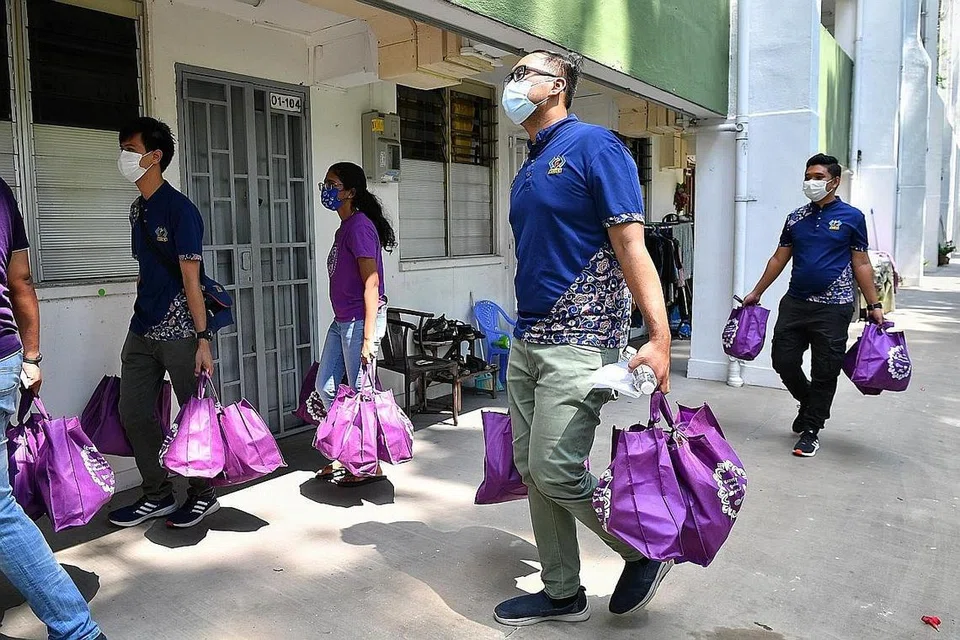 PUPUK SEMANGAT SALING MEMBANTU: Sekitar 250 keluarga berpendapatan rendah di Boon Lay menjadi kumpulan pertama menerima habuan Deepavali. - Foto BH oleh CHONG JUN LIANG