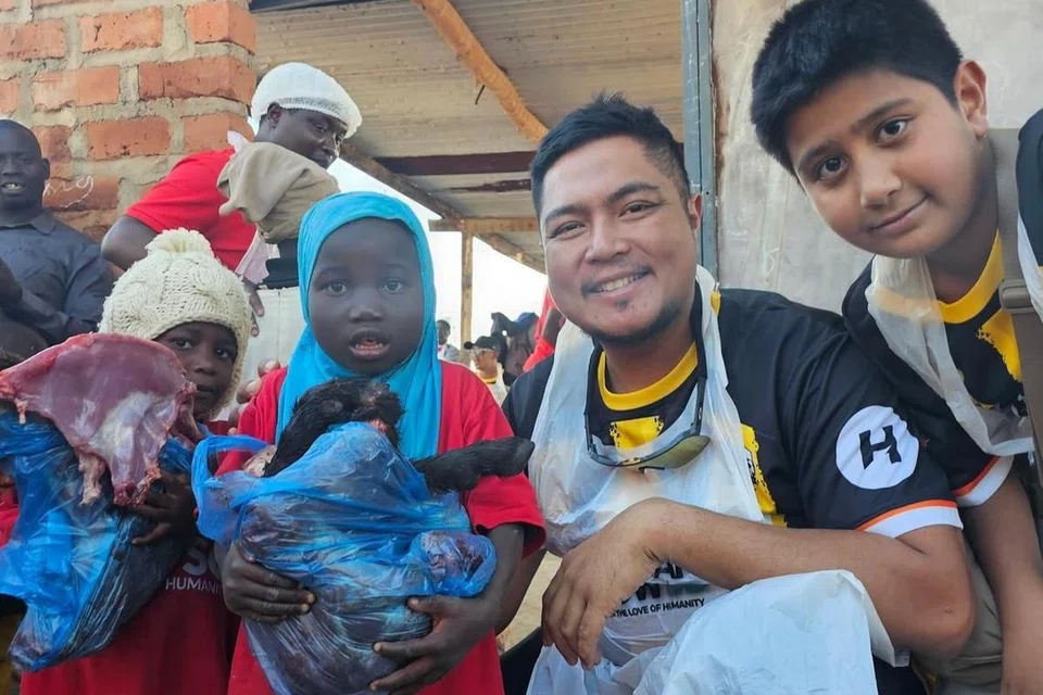 Perkampungan Chaminuka di Zambia, terletak sekitar 60 kilometer (km) dari ibu kota, menjadi lokasi penyembelihan haiwan dan agihan daging kepada penerima manfaat, bagi Qurban Now pada 2024. Pengasas Qurban Now, Encik Farehan Hussein (dua dari kanan) bersama anak lelakinya, Muhammad Muaz Farehan Hussein (kanan) dan anak-anak yatim dari perkampungan sekitar.