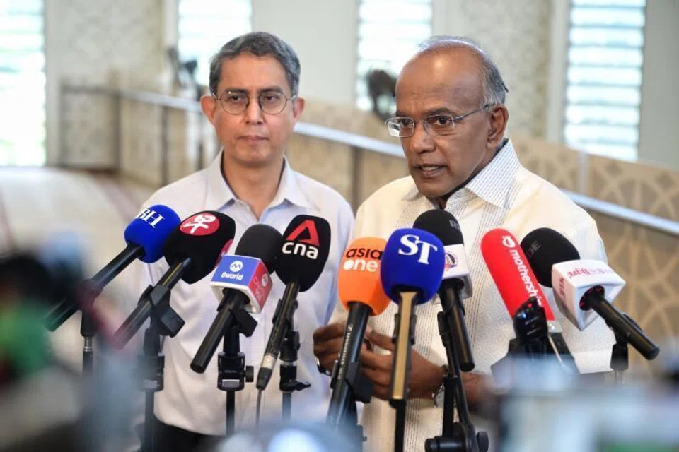 Menteri Ehwal Dalam Negeri, Encik K. Shanmugam (kanan) bercakap kepada media pada 2 April 2025, bersama Menteri Negara (Ehwal Dalam Negeri) ketika itu, Profesor Madya Dr Muhammad Faishal Ibrahim.