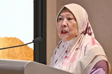 Dr Kamsiah Abdullah menyampaikan ucapan semasa pelancaran freskrip  berjudul, ‘Menyemai Kemuliaan: Sebuah Feskrip untuk Kamsiah Abdullah’, di NIE pada 16 Oktober. Beliau berkongsi kisah perjuangannya dan mengucapkan terima kasih bagi penghasilan terbitan dedikasi itu untuk mengenang jasanya. 