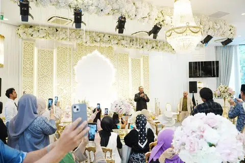 Pengarah Urusan Pos TKI, Encik Mohamed Anuar Tahar (tengah), yang baru sahaja membuka dewan perkahwinan, Wardah Ballroom, berucap dihadapan  hadirin semasa majlis pelancaran yang diadakan di 28 Stevens Road pada 3 Januari.