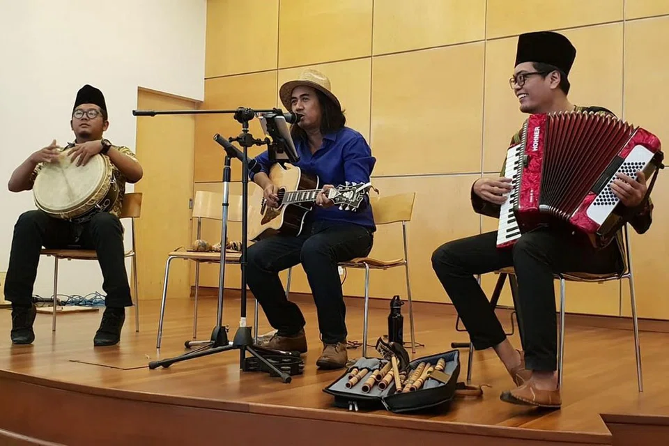SEMAI CINTA BAHASA: Menerusi lagu-lagu rakyat yang mudah lagi menghiburkan, Art Fazil (tengah) berharap dapat sediakan wadah bagi kanak-kanak untuk mesra menggunakan bahasa Melayu. - Foto NLB