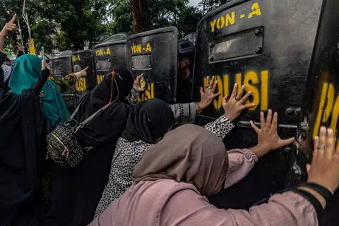 BANTAH KONSERT: Penunjuk perasaan menolak perisai pegawai polis antirusuhan ketika mereka menuntut pembatalan konsert oleh kumpulan rok Britain, Coldplay, berhampiran stadium Gelora Bung Karno, pada Rabu, di mana kumpulan itu mengadakan persembahan pada hari yang sama di Jakarta.