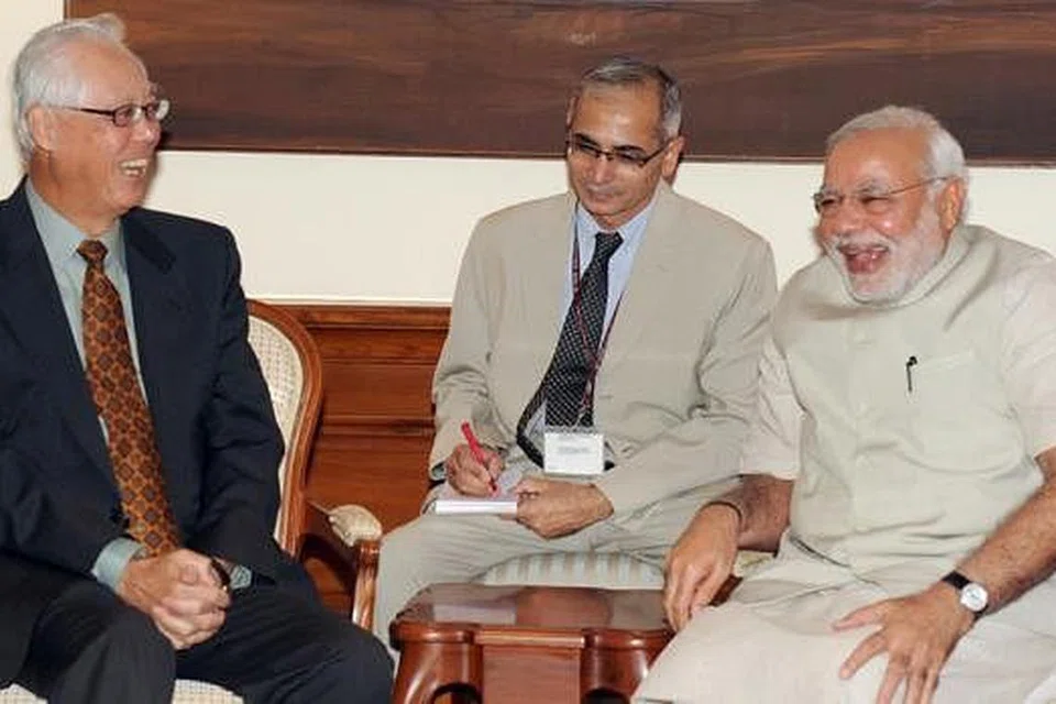 PERKUKUH HUBUNGAN: Menteri Kanan Emeritus Goh Chok Tong (kiri) mengunjungi Perdana Menteri India, Encik Narendra Modi (kanan), dalam lawatan ke India selama lima hari. - Foto PMO
