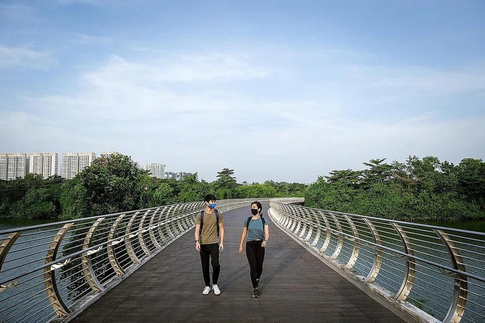 LALUAN RIADAH TERKINI: Bahagian pertama Laluan Keliling Pulau (RIR) termasuk jambatan di Sengkang Riverside Park kini dibuka. - Foto NPARKS