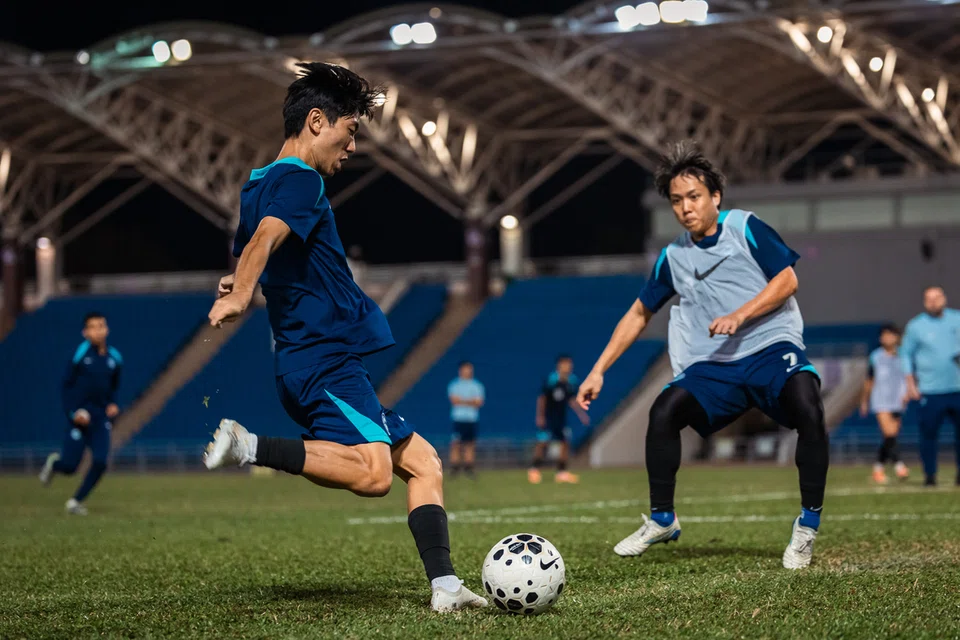 Pemain tengah Singa, Kyoga Nakamura (kanan), bakal memainkan peranan penting dalam perlawanan kelayakan Piala Asia menentang Hong Kong di Stadium Kai Tak pada 18 November. 