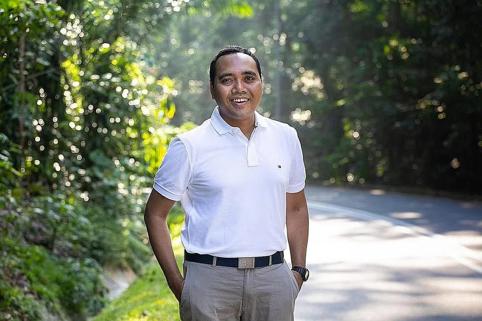 MELUASKAN LANGKAH MEWAKILI RAKYAT: Encik Zhulkarnain Abdul Rahim, 39 tahun, prihatin dengan masalah-masalah berkaitan dengan mobiliti sosial dan kesatuan masyarakat. - Foto PAP