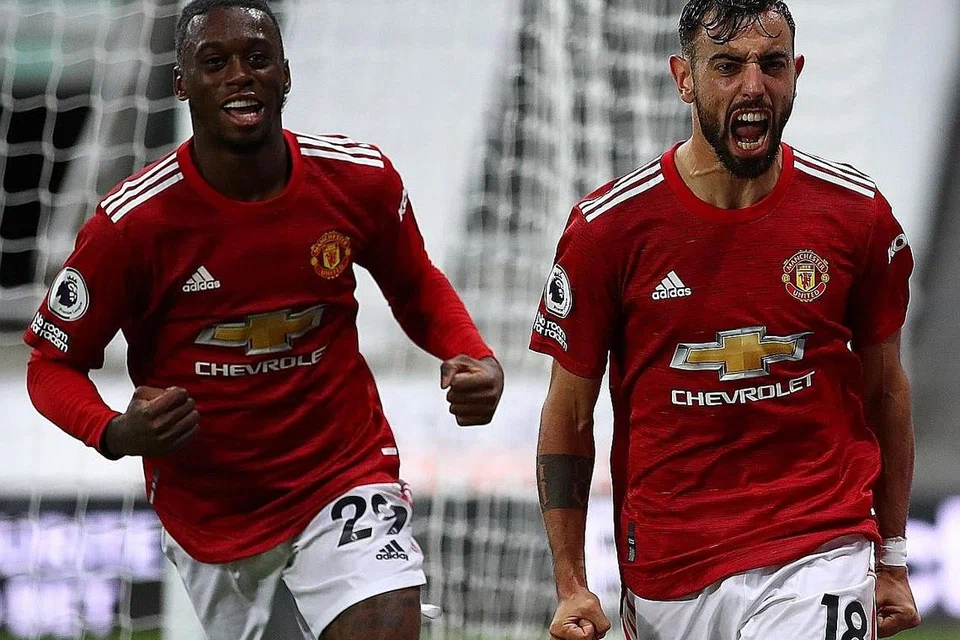 INGIN RAIH KEMENANGAN DI TEMPAT SENDIRI: Bruno Fernandes (kanan) dan Aaron Wan-Bissaka sewaktu perlawanan dengan Newcastle. Skuad kendalian Ole Gunnar Solskjaer itu membenam Newcastle 4-1 dalam perlawanan pada hujung minggu lalu. - Foto EPA-EFE