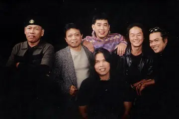 Kumpulan Black Dog Bone yang dianggotai (dari kiri) Allahyarham Masron Matali, Razzi M, Michael Heng, James Chai, Jatt Ali dan Hamid Ahmad (duduk di depan), mempopularkan lagu ‘Khayalan’, yang dipadankan daripada lagu ‘Fantasy’ oleh Earth, Wind & Fire, pada era 1970-an.