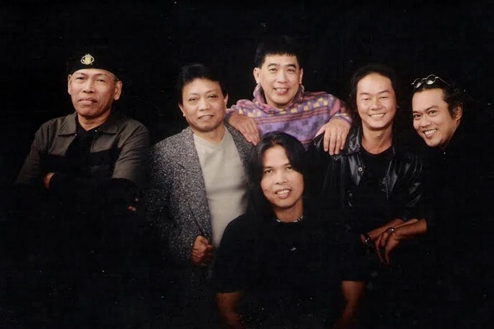 Kumpulan Black Dog Bone yang dianggotai (dari kiri) Allahyarham Masron Matali, Razzi M, Michael Heng, James Chai, Jatt Ali dan Hamid Ahmad (duduk di depan), mempopularkan lagu ‘Khayalan’, yang dipadankan daripada lagu ‘Fantasy’ oleh Earth, Wind & Fire, pada era 1970-an.