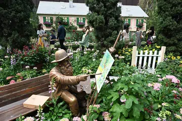Patung Monet sedang melukis berhampiran replika rumah merah jambu miliknya di Giverny, dipamerkan dalam pameran baru, ‘Impressions of Monet: The Garden’ di Flower Dome, Gardens by the Bay. Pameran itu menampilkan kira-kira 18,000 tumbuhan daripada 40 spesis. 