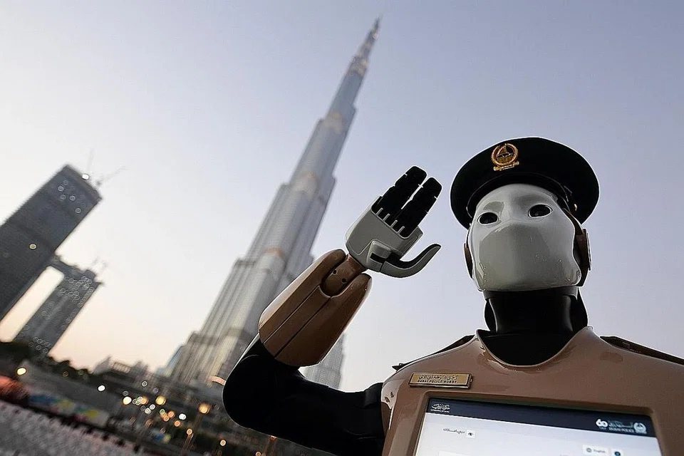 TRADISI SILAM, TEKNOLOGI MODERN: Pegawai polis robot beroperasi pertama di dunia bersiap bagi tugas menembak meriam tanda masuk waktu maghrib dan buka puasa di Downtown Dubai pada May tahun lalu. - Foto AFP