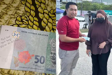 Encik Azfarul Zainol Akmar menyerahkan wang tunai yang mengandungi nota dengan mesej sayu yang ditemui beliau selepas mengeluarkannya dari mesin ATM pada 19 Februari kepada pemilik asal wang tersebut, Cik Nur Hidayah Mohamad.