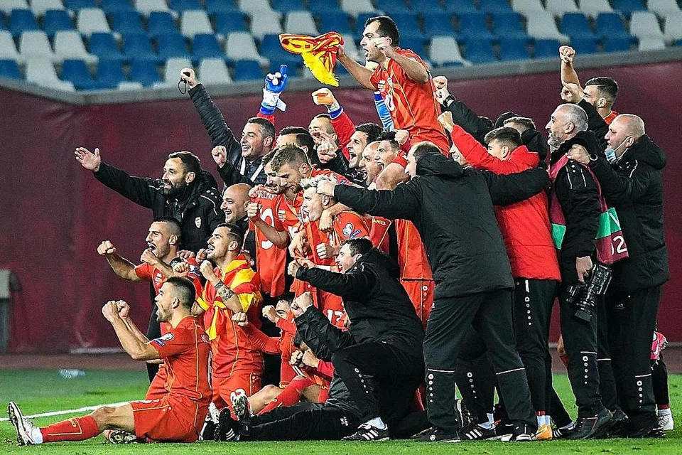 CIPTA SEJARAH: Pemain Macedonia Utara meraikan kejayaan mereka layak ke Euro 2020 selepas menewaskan Georgia di Tbilisi. - Foto AFP 